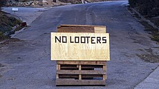 �Ne rabujícím,� hlásí nápis na  losangeleském p�edm�stí Altadena. N�kte�í lidé...