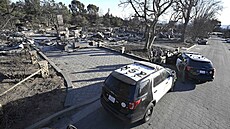 Policie hlídkuje na losangeleském pedmstí Altadena. (12. ledna 2025)