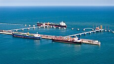 Výklad ropy v p�ístavu Tung-�ia-kchou v �ínské provincii �an-tung (26. dubna...