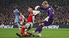 Antonín Kinský, český brankář Tottenhamu, zaváhal při rozehrávce proti...
