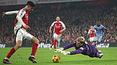 Antonín Kinský, český brankář Tottenhamu, se v severolondýnském derby proti...