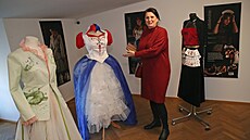 Etnoloka Ostravského muzea Anna Pohoálková pedstavuje exponáty nové výstavy...