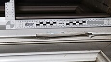 Poz�statky násilného vloupání do prodejny v �enov� u Ostravy, která slou�í i...