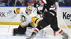 Branká� Pittsburghu Alex Nedeljkovic zasahuje proti �anci Jacka Quinna z...