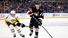 Kapitán Buffala Rasmus Dahlin vede puk, zastavit se ho sna�í Cody Glass z...