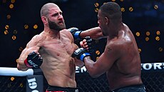 Ji�í Procházka bojuje proti Ameri�anovi Jamahalu Hillovi na turnaji UFC 311 v...