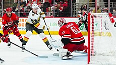 Útoník Vegas Jack Eichel (uprosted) zakonuje svou anci v utkání proti...