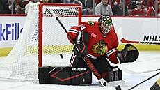 Branká� Chicaga Petr Mrázek zasahuje b�hem utkání proti Vegas.