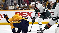 Obránce Minnesoty David Ji�í�ek st�ílí a skóruje v zápase proti Nashvillu.