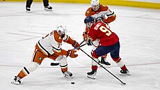 Obránce Anaheim Radko Gudas (vlevo) se sna�í zastavit Sama Bennetta z Floridy.