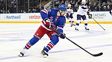 Útoník New York Rangers Filip Chytil bhem zápasu proti Columbusu.