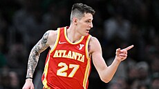 Vít Krej�í z Atlanty slaví svou trefu b�hem utkání proti Bostonu.