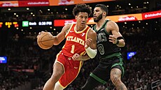 Jalen Johnson (vlevo) z Atlanty se sna�í obejít Jaysona Tatuma z Bostonu.