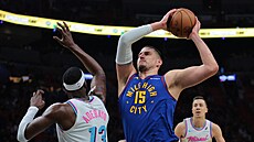 Denverský Nikola Joki� se tla�í do zakon�ení b�hem zápasu proti Miami.