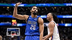 Spencer Dinwiddie z Dallasu se raduje z úsp�né akce proti Oklahom�.
