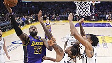 LeBron James (vlevo) z Los Angeles Lakers zakon�uje proti Brooklynu.