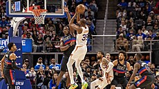 Kevin Durant (uprost�ed) z Phoenixu zakon�uje b�hem utkání proti Detroitu.