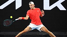 Jakub Menšík se napřahuje k úderu ve druhém kole Australian Open.