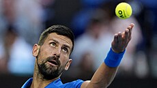 Srb Novak Djokovi� servíruje ve t�etím kole Australian Open.