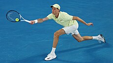 Ital Jannik Sinner se natahuje po balonku ve t�etím kole Australian Open.