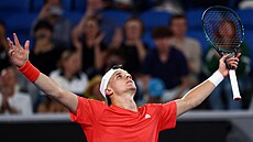 Jakub Menšík zvedá ruce nad hlavu po vítězství ve druhém kole Australian Open.