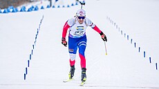 Adam Václavík dojídí do cíle muského sprintu v Oberhofu.