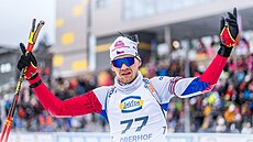 Adam Václavík se raduje v cíli sprintu v Oberhofu.