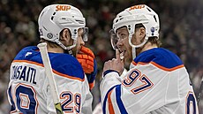 Connor McDavid konzultuje hru s Leonem Draisaitlem.