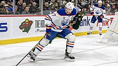 Connor McDavid si kryje kotouč.