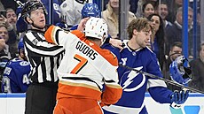 Radko Gudas v roztržce s Brandonem Hagelem.