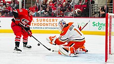 Luká� Dostál zasahuje proti výpadu Erica Robinsona.