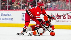 Jordan Martinook srá�í Radka Gudase k ledu.