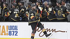 Tomá� Hertl oslavuje se spoluhrá�i branku.