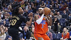 Shai Gilgeous-Alexander brán�ný Dariusem Garlandem.