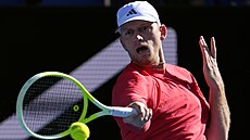 Alejandro Davidovich Fokina hraje forhend ve t�etím kole Australian Open.