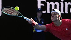 Jakub Men�ík se natahuje pro mí�ek ve t�etím kole Australian Open.