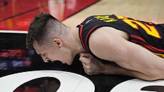 Vít Krej�í k�i�í na palubovku.