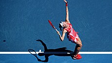 Jelena Rybakinová podává v prvním kole Australian Open.
