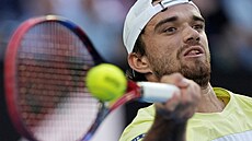 Tomá� Machá� hraje forhend ve t�eím kole Australian Open.