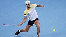 Tomá Machá sahá po míku ve tetím kole Australian Open.