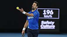 Novak Djokovi� podává v prvním kole Australian Open.