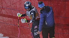 Lindsey Vonnová se sbírá po pádu v tréninku.