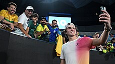 Joao Fonseca s brazilskými fanoušky po triumfu v prvním kole.