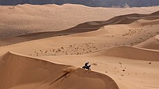 Nerimantas Jucius přejíždí dunu v osmé etapě Rallye Dakar.