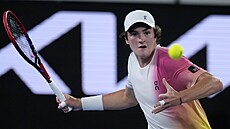 Joao Fonseca hraje forhend v prvním kole Australian Open.