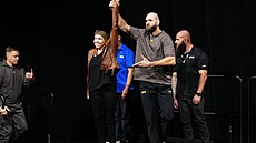 Ji�í Procházka a Ashley McGarity p�ed ceremoniálním vá�ením