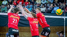 Volejbalisté Jihostroje se snaí o blok na síti.