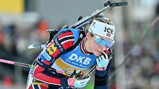 Norská biatlonistka Ingrid Landmark Tandrevoldová na trati závodu smí�ených...