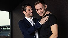 Spar�anský sportovní �editel Tomá� Rosický (vlevo) vítá zpátky v klubu úto�níka...