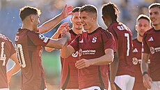 Sparan Qazim Laci (vlevo) gratuluje ke gólu Martinu Suchomelovi v píprav...